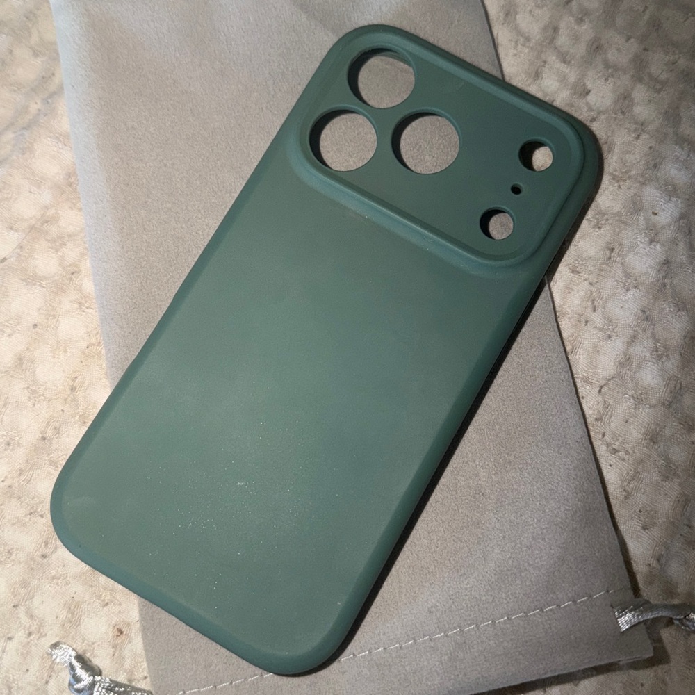 Green Silicone Phone Case iPhone 17 Pro